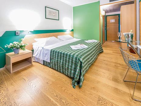 SMARTBOX 1 notte romantica con cioccolatini Spumante e palloncini a cuore tra Verona e il Lago di Garda Cofanetto regalo - 2