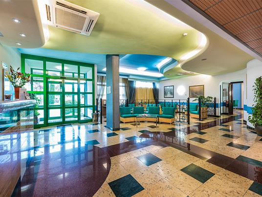 SMARTBOX 1 notte romantica con cioccolatini Spumante e palloncini a cuore tra Verona e il Lago di Garda Cofanetto regalo - 3