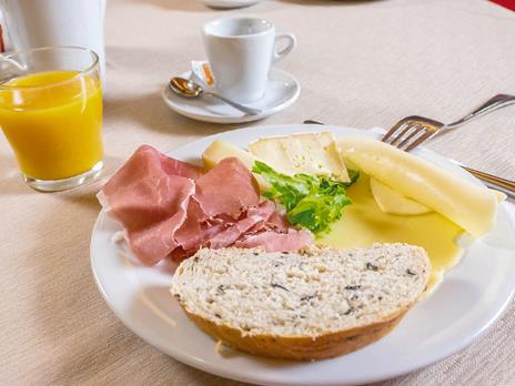 SMARTBOX 1 notte romantica con cioccolatini Spumante e palloncini a cuore tra Verona e il Lago di Garda Cofanetto regalo - 4