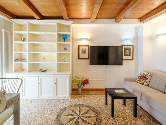 SMARTBOX - 1 notte in centro a Bologna con giardino privato, idromassaggio e Prosecco - Cofanetto regalo - 2