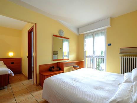 SMARTBOX - Relax con vista: 2 notti con Spa e piscina panoramica in Lombardia - Cofanetto regalo - 3