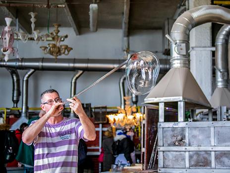 SMARTBOX - Tour in barca con visita guidata alla fornace del vetro di Murano e passeggiata a Burano - Cofanetto regalo - 2