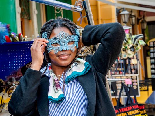 SMARTBOX - Tour in barca con visita guidata alla fornace del vetro di Murano e passeggiata a Burano - Cofanetto regalo - 3