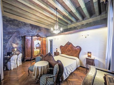 SMARTBOX - Chi è il colpevole? Cena con delitto al Castello di Bevilacqua per 2 detective - Cofanetto regalo - 3