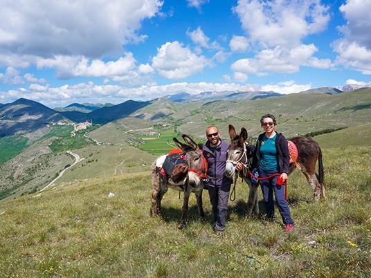 SMARTBOX - Emozionante trekking con gli asini a Rocca Calascio e light lunch per 3 persone - Cofanetto regalo - 4
