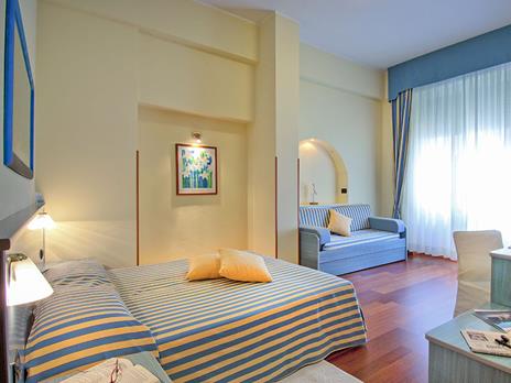 SMARTBOX - Incantevole Rapallo: 1 notte con aperitivo e Spumante in hotel 4* sul Golfo del Tigullio - Cofanetto regalo - 3