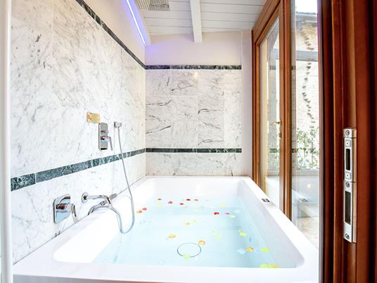 SMARTBOX - Al cuore di Bologna: 1 notte in attico con terrazza in centro per 2 - Cofanetto regalo - 3