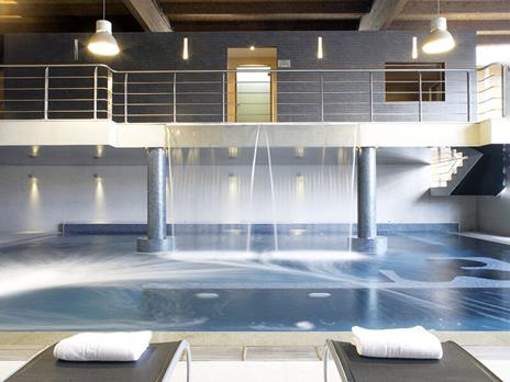 SMARTBOX - Con Amore - Cofanetto regalo - 1 soggiorno o 1 cena o 1 pausa relax o 1 attività sportiva per 2 persone - 4