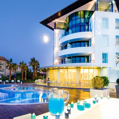 SMARTBOX - 3h di accesso Spa a Rimini con aperitivo in resort 4* per 2 - Cofanetto regalo