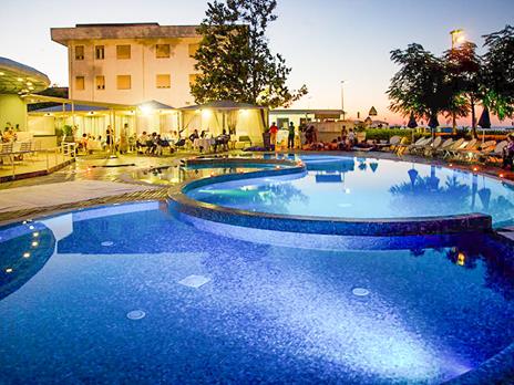 SMARTBOX - 3h di accesso Spa a Rimini con aperitivo in resort 4* per 2 - Cofanetto regalo - 4