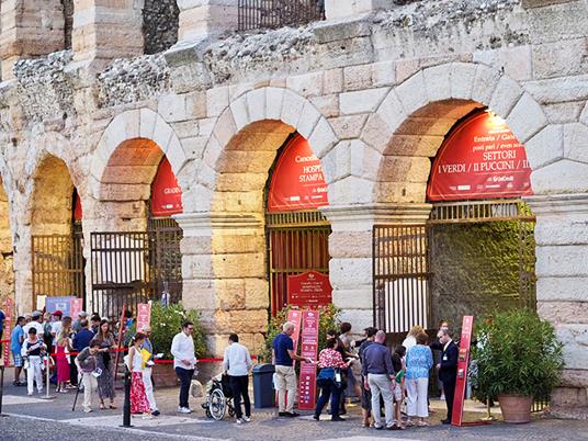 SMARTBOX - 2 biglietti per l’Opera all’Arena di Verona e tour guidato della città dell’amore - Cofanetto regalo - 2