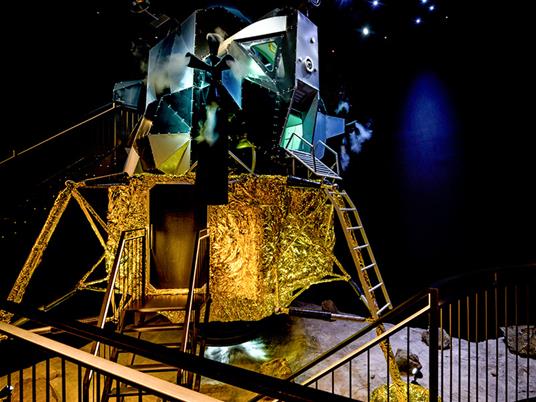 SMARTBOX - Insieme sulla Luna: 1 notte in modulo lunare Eagle della missione Apollo 11 con cena e Spa per 2 - Cofanetto regalo - 3