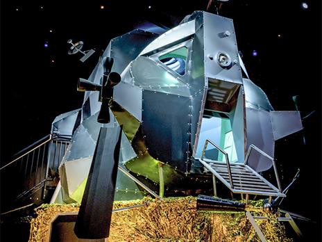 SMARTBOX - Esperienza spaziale: 1 notte in modulo lunare Eagle della missione Apollo 11 con cena e Spa per 4 - Cofanetto regalo - 3