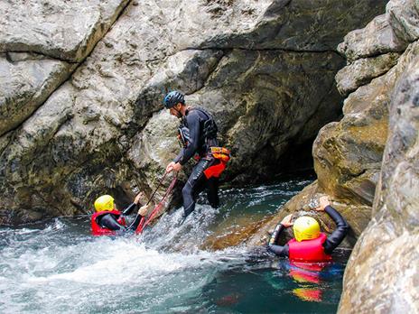 SMARTBOX - Adrenalina in Toscana: River Canyoning a Bagni di Lucca per 1 persona - Cofanetto regalo - 2