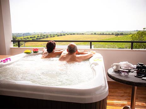 SMARTBOX - Lusso e benessere in Abruzzo: 1 notte in camera Superior con Jacuzzi® - Cofanetto regalo - 2