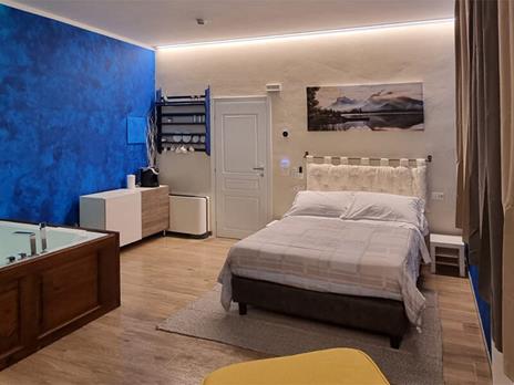 SMARTBOX - Tra le colline del Chianti: 1 notte in Suite con Jacuzzi® privata e bollicine - Cofanetto regalo - 2