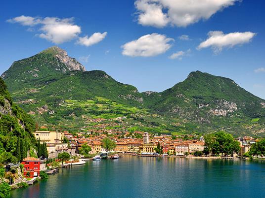 SMARTBOX - Guida di un’auto classica per 2 giorni nel weekend sul Lago di Garda - Cofanetto regalo - 2