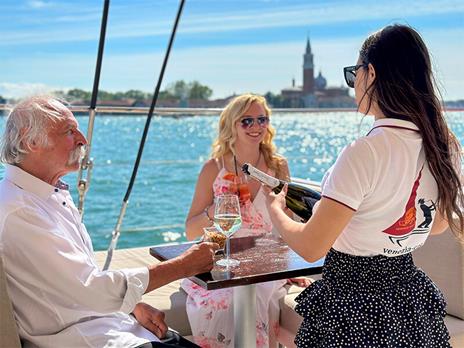SMARTBOX - Venezia Classica: Vivaldi Tour in catamarano con musica classica e 2 bevande per 2 persone - Cofanetto regalo - 2