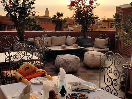 SMARTBOX - Viaggio fiabesco a Marrakech: 2 notti in riad, 1 notte nel deserto e giro sul cammello - Cofanetto regalo - 4