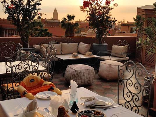 SMARTBOX - Viaggio fiabesco a Marrakech: 2 notti in riad, 1 notte nel deserto e giro sul cammello - Cofanetto regalo - 4