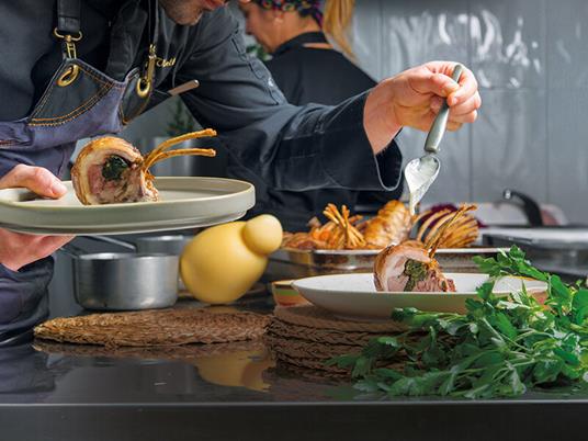 SMARTBOX - Soggiorno e sapori della tradizione - Cofanetto regalo - 1 notte con cena nelle Osterie selezionate da Slow Food - 5