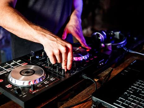 SMARTBOX - Weekend in club a Berlino con accesso alla Fast Lane per 2 persone - Cofanetto regalo - 2