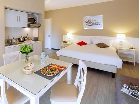 SMARTBOX - Vacanze romane in famiglia: 2 notti in un Appartamento a Roma per 4 persone - Cofanetto regalo - 2