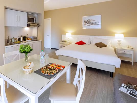 SMARTBOX - Vacanze romane in famiglia: 2 notti in un Appartamento a Roma per 4 persone - Cofanetto regalo - 2