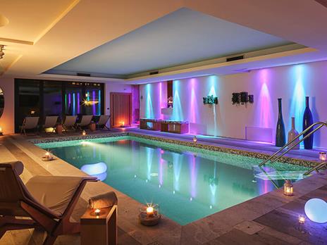 SMARTBOX - Charme tra vino e relax: 1 o 2 notti con accesso alla Spa, visita alla cantina e degustazione vini - Cofanetto regalo - 3