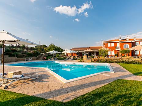 SMARTBOX - Charme tra vino e relax: 1 o 2 notti con accesso alla Spa, visita alla cantina e degustazione vini - Cofanetto regalo - 4