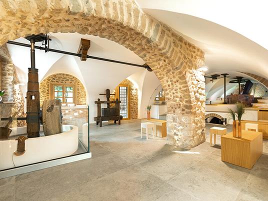 SMARTBOX - Charme tra vino e relax: 1 o 2 notti con accesso alla Spa, visita alla cantina e degustazione vini - Cofanetto regalo - 5