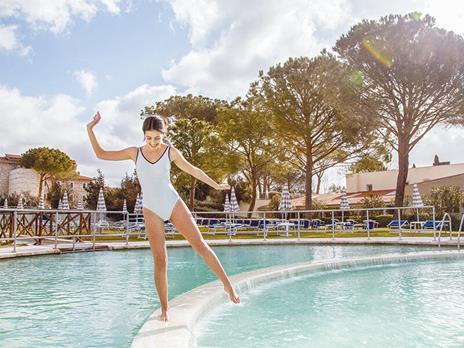 SMARTBOX - Ingresso giornaliero Club Terme di Saturnia con Sorgente Termale e massaggio relax per 2 - Cofanetto regalo - 2