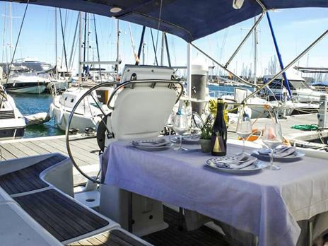 SMARTBOX - Appuntamento mediterraneo: 1 notte con colazione a bordo del Veliero Shabbak - Cofanetto regalo - 2