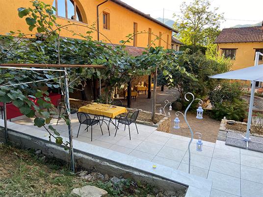 SMARTBOX - 1 notte con degustazione di vino e cena gourmet in Bio Agriturismo ad Asti - Cofanetto regalo - 2