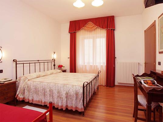 SMARTBOX - Alla scoperta della Toscana con la famiglia: 2 notti in accogliente camera Family - Cofanetto regalo - 2