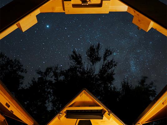 SMARTBOX - Insolito soggiorno in Puglia: 1 notte in una StarsBox tra gli ulivi con apericena e uso tinozza - Cofanetto regalo - 2