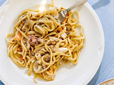 SMARTBOX - Esperienza Slow Food Osterie: 1 pranzo o 1 cena di 2 portate e 1 calice di vino - Cofanetto regalo - 2