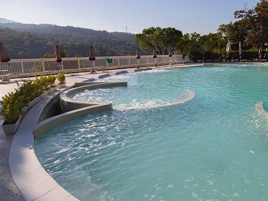 SMARTBOX - Benessere per 2 a Latina: 1 accesso alle piscine con massaggio e aperitivo al Complesso Termale Vescine - Cofanetto regalo - 2