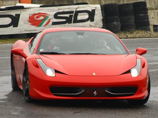 SMARTBOX - 1 giro su una Ferrari 458 sul Circuito Internazionale di Busca in Piemonte - Cofanetto regalo - 2