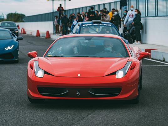 SMARTBOX - 1 giro su Ferrari 458 Italia e Lamborghini Huracán Avio sul Circuito Internazionale di Busca in Piemonte - Cofanetto regalo - 2