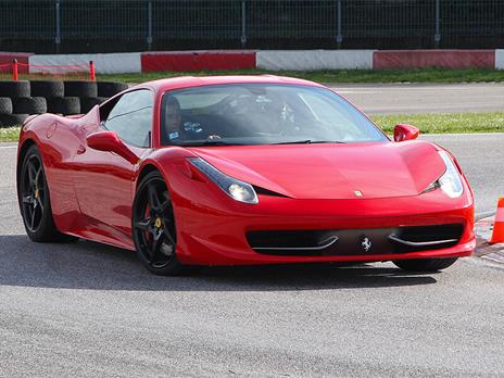 SMARTBOX - 2 giri su una Ferrari 458 sul Circuito Internazionale di Busca in Piemonte - Cofanetto regalo - 2