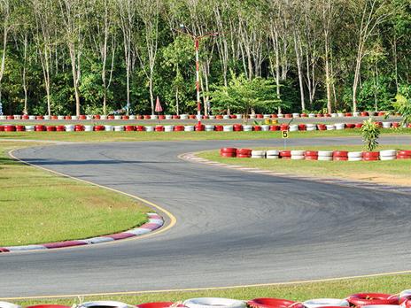 SMARTBOX - 2 giri su una Ferrari 458 con video sul Circuito Internazionale di Busca in Piemonte - Cofanetto regalo - 2