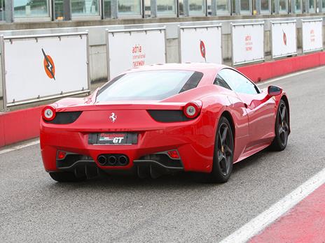SMARTBOX - 3 giri su una Ferrari 458 con video sul Circuito Internazionale di Busca in Piemonte - Cofanetto regalo - 2