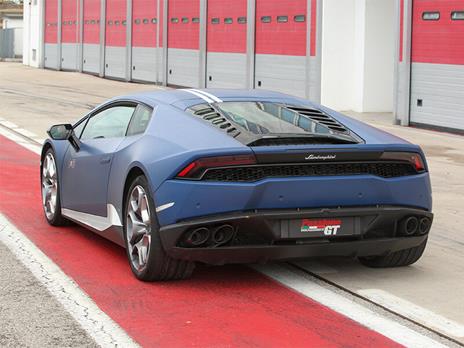 SMARTBOX - 3 giri in Lamborghini AVIO sul Circuito Internazionale di Busca in Piemonte con video incluso - Cofanetto regalo - 2