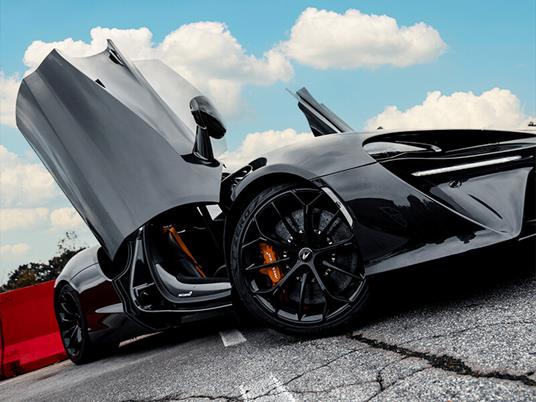 SMARTBOX - 1 giro alla guida di una McLaren Artura Performance sul Circuito di Castelletto di Branduzzo - Cofanetto regalo - 2