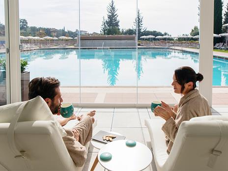 SMARTBOX - Benessere per 2 in Toscana: accesso alla piscina termale con kit allo Spa Resort Grotta Giusti - Cofanetto regalo - 2