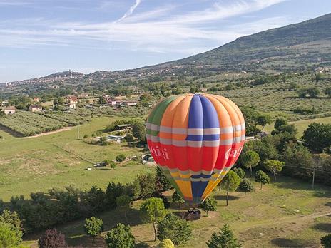 SMARTBOX - Volo in mongolfiera su Assisi con colazione tipica umbra e degustazione vini per 1 persona - Cofanetto regalo - 2