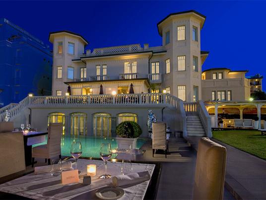 SMARTBOX - Io e te sul lungomare di Cattolica: 2 notti in hotel 4* con pausa benessere e 1 cena - Cofanetto regalo - 2