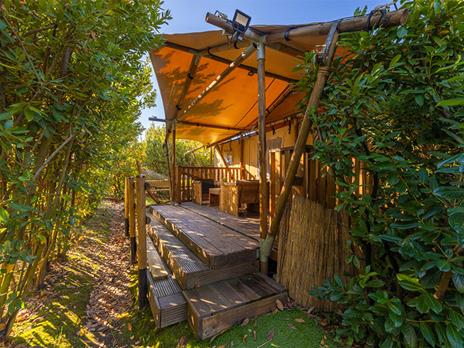 SMARTBOX - Glamping nella natura toscana: 2 notti in Luxury Tent con vasca idromassaggio vicino a Pisa - Cofanetto regalo - 2