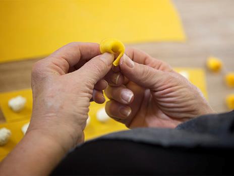 SMARTBOX - L’arte della pasta a Faenza: workshop sui cappelletti con degustazione e calice di vino - Cofanetto regalo - 2